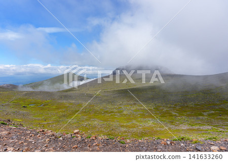 在北海道樽前山進行山脊健行,欣賞壯麗的山景和廣闊的火山地形。 在北海道樽前山進行山脊健行,欣賞壯麗的山景和廣闊的火山地形。 141633260
