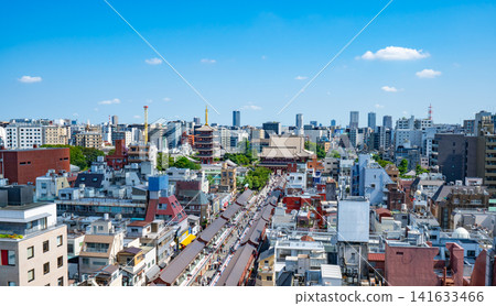 淺草寺和仲見世街的街道在藍天下綿延展開。 淺草寺和仲見世街的街道在藍天下綿延展開。 141633466