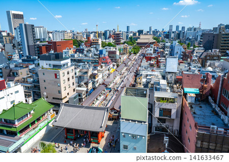 從雷門通往淺草寺的仲見世通,以及淺草的街道。 從雷門通往淺草寺的仲見世通,以及淺草的街道。 141633467