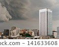 積雨雲正逼近東京的摩天大樓，暴風雨的天空即將到來。 141633608