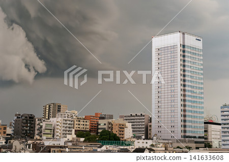 積雨雲正逼近東京的摩天大樓,暴風雨的天空即將到來。 積雨雲正逼近東京的摩天大樓,暴風雨的天空即將到來。 141633608