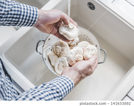 Male hands wash champignons Male hands wash champignons 141633892
