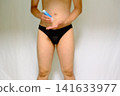 身穿黑色比基尼和防曬乳的男士 141633977