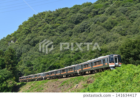 一列由六節車廂組成的 KiHa 75 系列柴油動車組列車正在坂保木的山區行駛。 一列由六節車廂組成的 KiHa 75 系列柴油動車組列車正在坂保木的山區行駛。 141634417