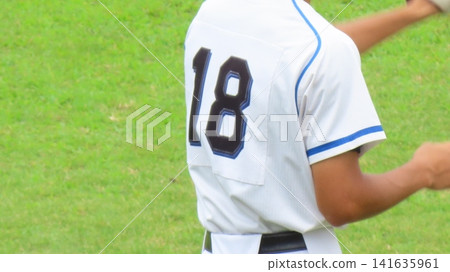 身穿18號球衣的棒球運動員 身穿18號球衣的棒球運動員 141635961
