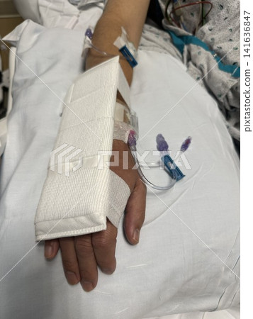 導管治療後腕部加壓包紮及止血處理 導管治療後腕部加壓包紮及止血處理 141636847