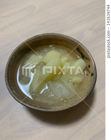 馬鈴薯洋蔥味噌湯 1 馬鈴薯洋蔥味噌湯 1 141639744
