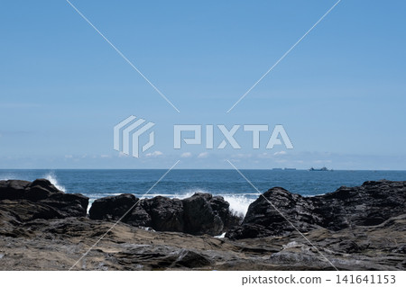 神奈川縣三浦半島的巨浪拍打著岩石,激起陣陣海浪。 神奈川縣三浦半島的巨浪拍打著岩石,激起陣陣海浪。 141641153