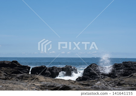 神奈川縣三浦半島的巨浪拍打著岩石,激起陣陣海浪。 神奈川縣三浦半島的巨浪拍打著岩石,激起陣陣海浪。 141641155