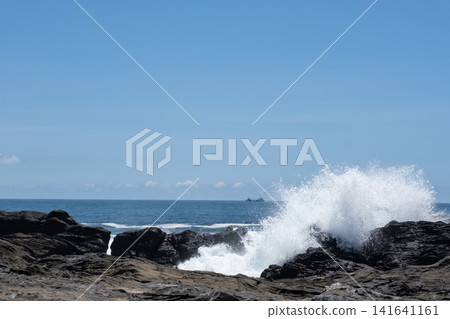 神奈川縣三浦半島的巨浪拍打著岩石,激起陣陣海浪。 神奈川縣三浦半島的巨浪拍打著岩石,激起陣陣海浪。 141641161