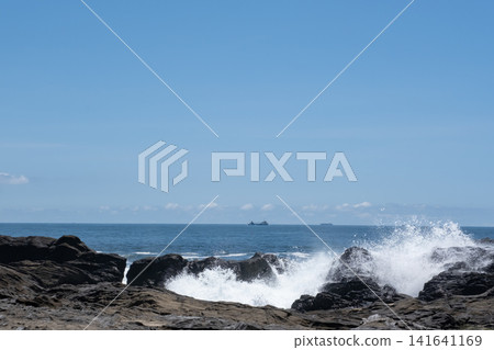 神奈川縣三浦半島的巨浪拍打著岩石,激起陣陣海浪。 神奈川縣三浦半島的巨浪拍打著岩石,激起陣陣海浪。 141641169