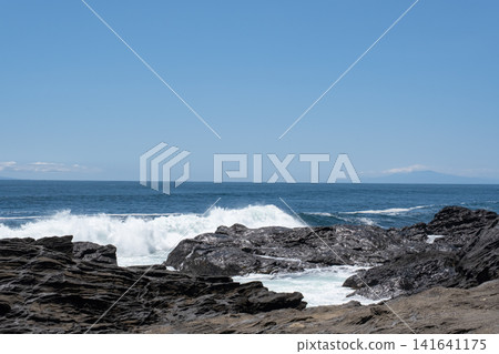 神奈川縣三浦半島的巨浪拍打著岩石,激起陣陣海浪。 神奈川縣三浦半島的巨浪拍打著岩石,激起陣陣海浪。 141641175