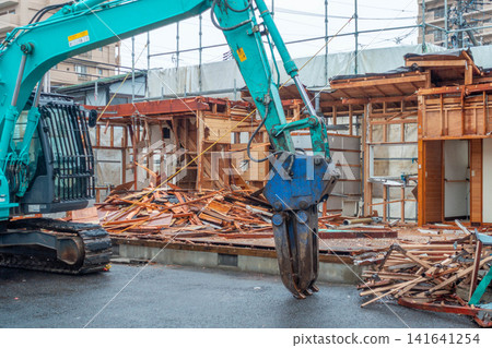 木屋拆除工程、液壓挖土機、拆除抓斗、抓鉤、堆高機 木屋拆除工程、液壓挖土機、拆除抓斗、抓鉤、堆高機 141641254