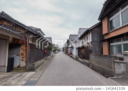 肥前濱宿：一條兩旁林立著木牆聯排別墅的街道。 141641339