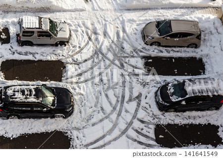 降雪後,停車場和積雪路面上仍留有輪胎印跡(空拍圖) 降雪後,停車場和積雪路面上仍留有輪胎印跡(空拍圖) 141641549