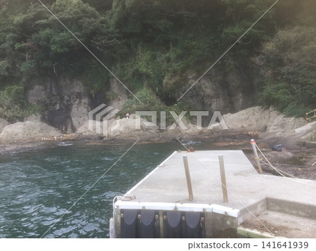 鎌倉與江之島漫步:2024版-海浪拍打懸崖 鎌倉與江之島漫步:2024版-海浪拍打懸崖 141641939