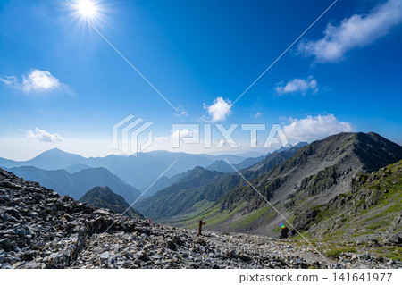 [Mountain Scenery] View of the Okuhotakadake area from the shoulder of Yarigatake [Nagano Prefecture] 141641977