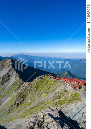 【山景】從槍嶽山頂眺望奧穗高岳與槍嶽山屋【長野縣】 【山景】從槍嶽山頂眺望奧穗高岳與槍嶽山屋【長野縣】 141642038
