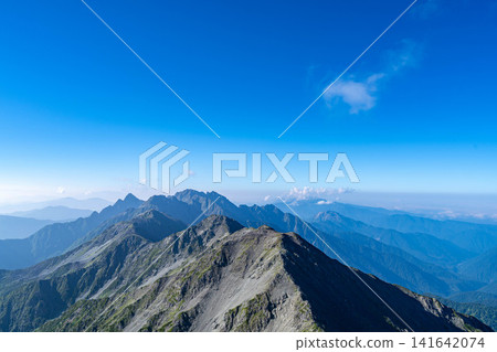 [Mountain Scenery] View of the Okuhotakadake area from the summit of Yarigatake [Nagano Prefecture] 141642074