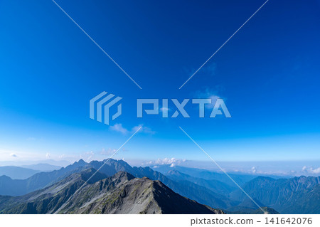 [Mountain Scenery] View of the Okuhotakadake area from the summit of Yarigatake [Nagano Prefecture] 141642076
