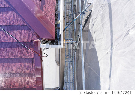重新粉刷後的石板屋頂和鷹架（房屋維修、屋頂翻新、建築工程、專案記錄） 141642241