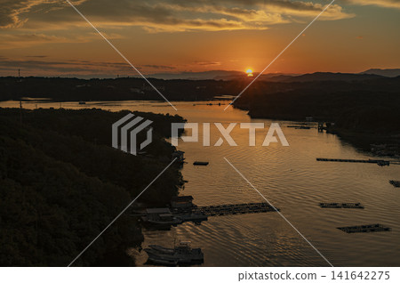 阿戈灣的日落和珍珠養殖筏（三重縣伊勢志摩市） 141642275