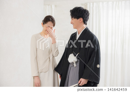 一位身著正式和服和袴的年輕男子和他的母親。 一位身著正式和服和袴的年輕男子和他的母親。 141642459