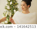 一個女人喝香檳 141642513