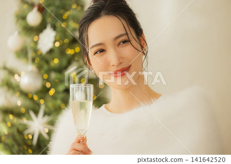 一個女人喝香檳 141642520