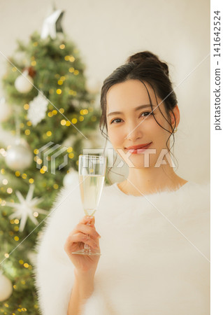 一個女人喝香檳 一個女人喝香檳 141642524
