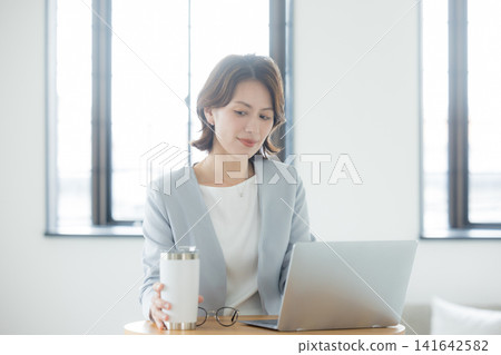 工作的女人 工作的女人 141642582