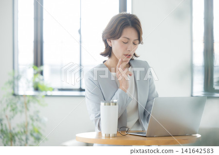 工作的女人 141642583