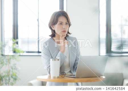 工作的女人 141642584