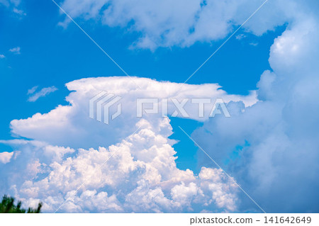 [Sky Material] Summer sky as seen from the summit of Mt. Chogatake [Nagano Prefecture] 141642649