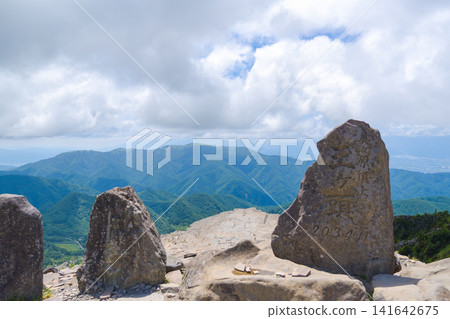 大賀頭峰頂紀念碑,美之原高原最高峰,以及綿延的山脈,映襯著夏日的藍天。 大賀頭峰頂紀念碑,美之原高原最高峰,以及綿延的山脈,映襯著夏日的藍天。 141642675