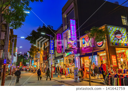 2015 年台灣街景:中壢站及中平路商業區一帶的夜景。 2015 年台灣街景:中壢站及中平路商業區一帶的夜景。 141642759