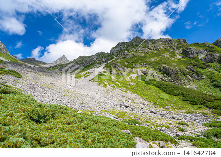 [Mountain Scenery] Mt. Yarigatake in early autumn as seen from Yarizawa Cirque [Nagano Prefecture] 141642784
