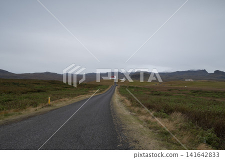 一條路的盡頭，一座紅頂教堂和一座冰川靜靜佇立（冰島英格亞爾教堂） 141642833