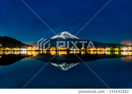 夜幕下的富士山:富士山在河口湖中的倒影 夜幕下的富士山:富士山在河口湖中的倒影 141642882