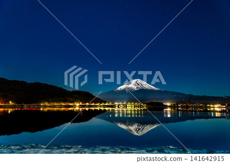 夜幕下的富士山,河口湖冰封 夜幕下的富士山,河口湖冰封 141642915