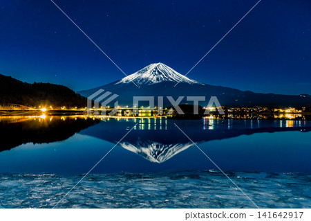 夜幕下的富士山,河口湖冰封 夜幕下的富士山,河口湖冰封 141642917