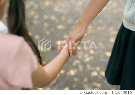 Sisters who walk hand in hand 141643010