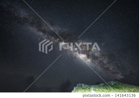 銀河系中心和一座長滿青草的山丘(沖繩石垣島的星空) 銀河系中心和一座長滿青草的山丘(沖繩石垣島的星空) 141643136