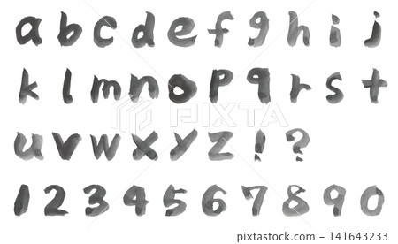 用毛筆沾淺墨書寫的小寫字母和數字。 用毛筆沾淺墨書寫的小寫字母和數字。 141643233
