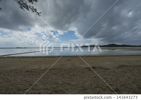 在厚厚的雲層下,海和沙灘平靜如鏡(石垣島) 在厚厚的雲層下,海和沙灘平靜如鏡(石垣島) 141643273