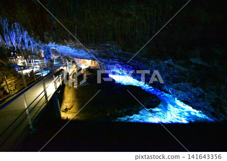 A mysterious limestone cave illuminated by blue light (Gyokusendo Cave, Okinawa) A mysterious limestone cave illuminated by blue light (Gyokusendo Cave, Okinawa) 141643356