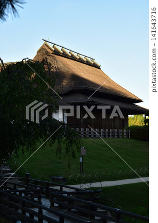 A large thatched-roof building and lawn illuminated by the setting sun (Okayama Korakuen Garden) A large thatched-roof building and lawn illuminated by the setting sun (Okayama Korakuen Garden) 141643716
