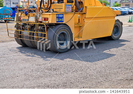 停車場施工:使用壓路機進行地面壓實作業。 停車場施工:使用壓路機進行地面壓實作業。 141643951