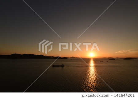 瀨戶內海的日落和一艘駛過的貨船（岡山） 141644201