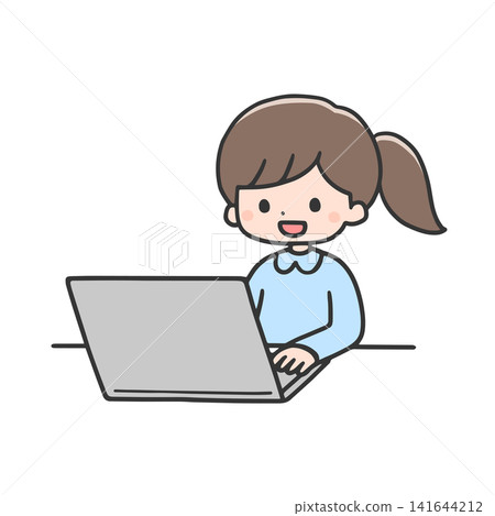 一個微笑的女孩正在操作筆記型電腦 141644212